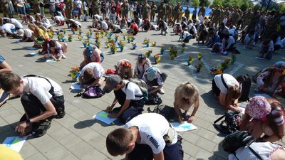 На Дніпропетровщині діти встановили національний рекорд, одночасно намалювавши 174 мапи України