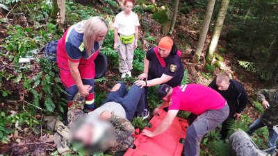 Впав у "Дівочі сльози". На Франківщині рятувальники витягли водія квадроцикла з водоспаду
