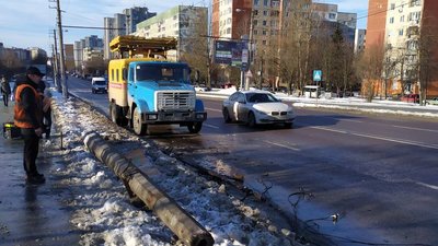 У Львові водій мікроавтобуса повалив електроопору У Львові водій мікроавтобуса повалив електроопору