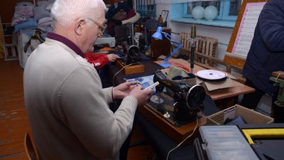 "Шпильки з Борочич": вчителі із села на Волині шиють військову амуніцію "Шпильки з Борочич": вчителі із села на Волині шиють військову амуніцію