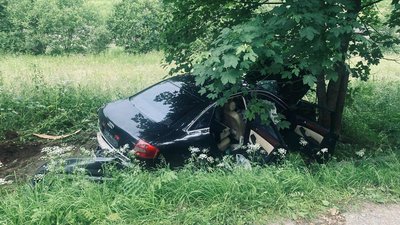 Автівка в'їхала в огорожу та дерево. На Франківщині у ДТП загинув водій з Києва, пасажира госпіталізували