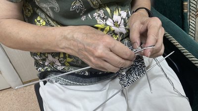 "Бабусі для ЗСУ": у соціальних центрах Дніпра допомагають ЗСУ "Бабусі для ЗСУ": у соціальних центрах Дніпра допомагають ЗСУ