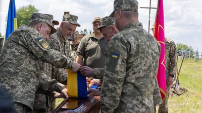 Військові складають стяг України над труною