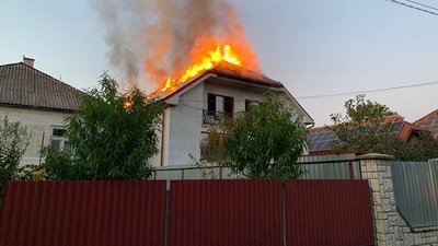 Пожежа на Мукачівщині: згорів дах будинку та 40 сонячних батарей