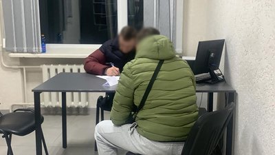 Житомирські поліцейські затримали підозрюваного у нападі на волонтерку Житомирські поліцейські затримали підозрюваного у нападі на волонтерку