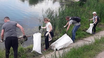 Толока по-вінницьки: біля Вишенського озера зібрали 18 мішків сміття
