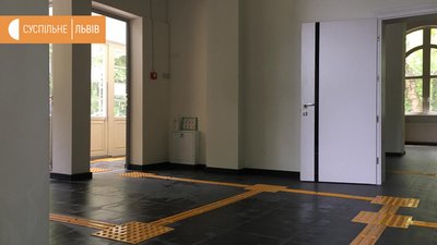 По всьому периметру сенсотеки на підлозі тактильна плитка. По всьому периметру сенсотеки на підлозі тактильна плитка.