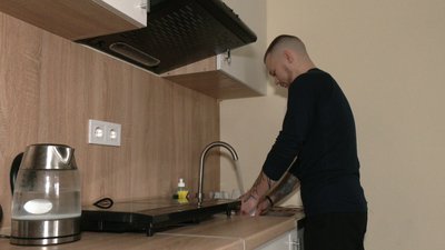 Олег Радомський миє посуд