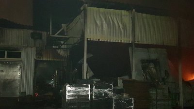У Харкові 60 рятувальників гасили склад копченої риби У Харкові 60 рятувальників гасили склад копченої риби
