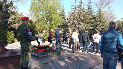 Під червоними прапорами в оточені військових РФ: на Херсонщині колаборанти влаштували святкування 9 травня Під червоними прапорами в оточені військових РФ: на Херсонщині колаборанти влаштували святкування 9 травня