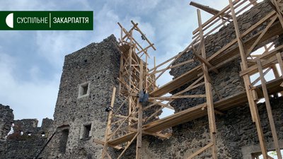 Стіни великої вежі Донжон Невицького замку зводять будівельники на Закарпатті Стіни великої вежі Донжон Невицького замку зводять будівельники на Закарпатті