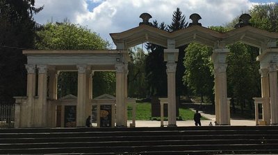 Вхідна арка Парку культури до реставрації
