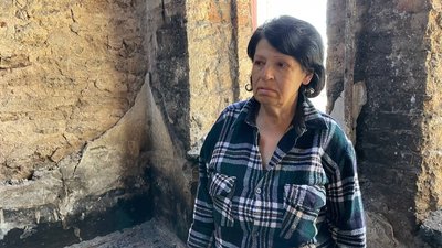 Попіл під ногами. Мешканці пошкодженого обстрілами будинку розчищають оселі Попіл під ногами. Мешканці пошкодженого обстрілами будинку розчищають оселі