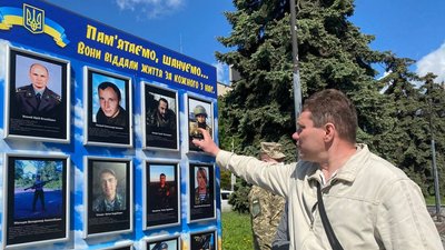 У Житомирі в День Героїв вшанували пам'ять загиблих воїнів У Житомирі в День Героїв вшанували пам'ять загиблих воїнів