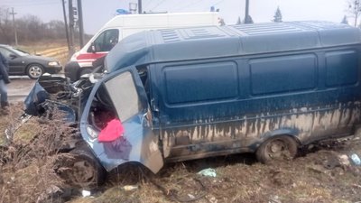 На Львівщині мікроавтобус зіткнувся з потягом На Львівщині мікроавтобус зіткнувся з потягом