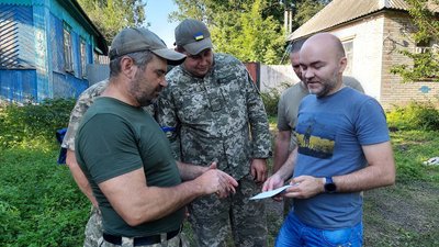 "Перші люди, які принесли на барикаду каструлю супу і термос з чаєм" – історія родини волонтерів у Сумах "Перші люди, які принесли на барикаду каструлю супу і термос з чаєм" – історія родини волонтерів у Сумах
