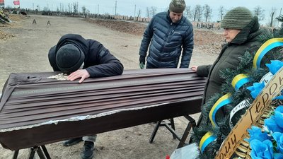 На Алеї слави у Харкові перепоховали бійця тероборони, який був похований як безіменний На Алеї слави у Харкові перепоховали бійця тероборони, який був похований як безіменний