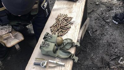 На Закарпатті поліцейські вилучили у херсонця гранати та набої, які він намагався ввезти в область