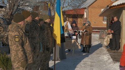 На Вінниччині родина встановила на подвір’ї пам’ятний знак загиблим воїнам АТО/ООС На Вінниччині родина встановила на подвір’ї пам’ятний знак загиблим воїнам АТО/ООС