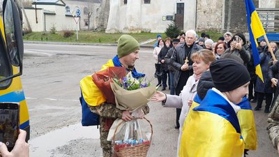 Під час зустрічі з полону бійця Тараса Соколовського Під час зустрічі з полону бійця Тараса Соколовського