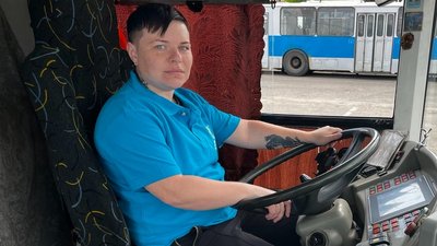 Наталія Заєць за кермом тролейбуса