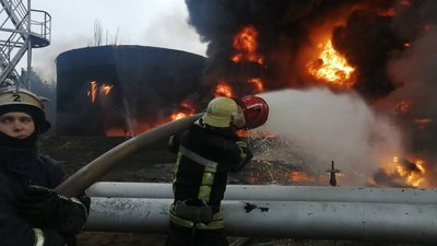 У Чернігові росіяни обстріляли нафтобазу У Чернігові росіяни обстріляли нафтобазу