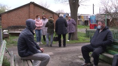 Мешканці будинку обговорюють ситуацію Мешканці будинку обговорюють ситуацію
