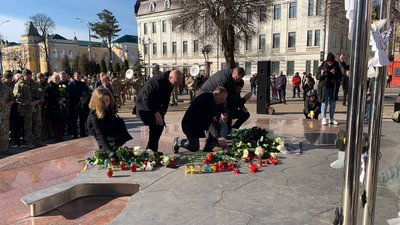 Покладанням квітів та молебнем у Вінниці вшанували пам’ять героїв Небесної сотні Покладанням квітів та молебнем у Вінниці вшанували пам’ять героїв Небесної сотні