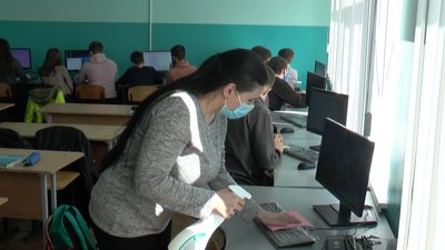 Після чотирьох місяців дистанційки. На Прикарпатті учнів 5-11 класів повернулися за парти Після чотирьох місяців дистанційки. На Прикарпатті учнів 5-11 класів повернулися за парти