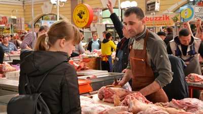 Повні прилавки, паски та багато людей: що відбувається на "Привозі" перед Великоднем. ФОТО Повні прилавки, паски та багато людей: що відбувається на "Привозі" перед Великоднем. ФОТО