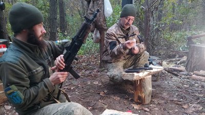 “Заряджаю, ношу боєприпаси, він стріляє” — на Сумщині служать гранатометниками батько й син з Чернівеччини “Заряджаю, ношу боєприпаси, він стріляє” — на Сумщині служать гранатометниками батько й син з Чернівеччини