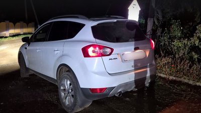 Машина, на якій затримали чоловіків, які, ймовірно, перевозили чоловіків через кордон