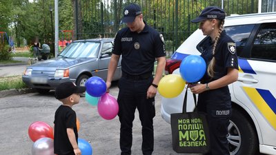 Патрульні приїхали до дитини з подарунками Патрульні приїхали до дитини з подарунками
