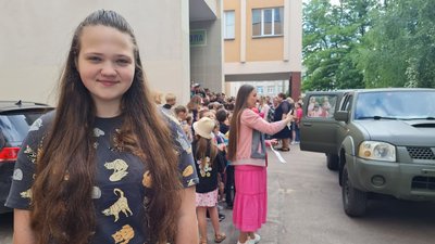 Учні та вчителі житомирського ліцею придбали авто для військових на передову Учні та вчителі житомирського ліцею придбали авто для військових на передову