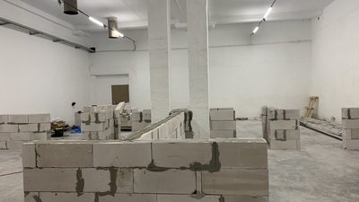 У деяких приміщеннях зараз роблять ремонти