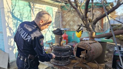 "З часом у дворі з’явилась мінімайстерня", — поліцейський з Вінниччини майструє буржуйки на фронт