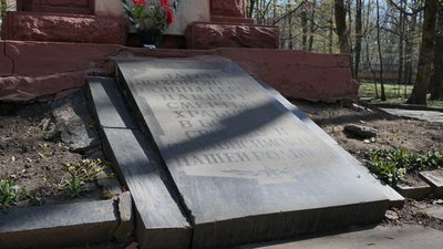 У Чернівцях хочуть перепоховати останки радянських військових з парку імені Шевченка. Що кажуть експерти