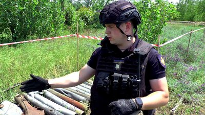 Заступник начальника групи піротехнічних робіт Олександр Антко біля знайдених боєприпасів, 31 травня 2023 року Заступник начальника групи піротехнічних робіт Олександр Антко біля знайдених боєприпасів, 31 травня 2023 року