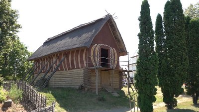 На Черкащині реконструюють унікальний заповідник "Трипільська культура" На Черкащині реконструюють унікальний заповідник "Трипільська культура"