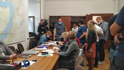 Під стінами Миколаївської міськради зібралися представники Нацкорпусу та ЄС Під стінами Миколаївської міськради зібралися представники Нацкорпусу та ЄС