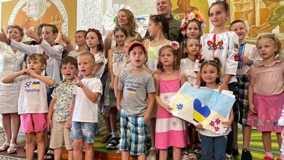 "Творчість заради життя": у Черкасах діти з інвалідністю та переселенці подарували малюнки військовим