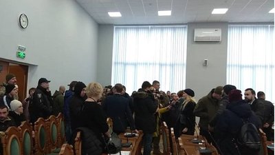 Невідомі зірвали сесію Львівської міської ради