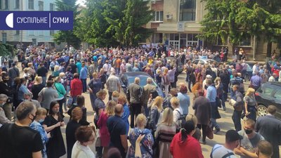 Біля апеляційного суду Сум зібрався мітинг через розгляд апеляції щодо запобіжного ексдиректору СНВО Біля апеляційного суду Сум зібрався мітинг через розгляд апеляції щодо запобіжного ексдиректору СНВО