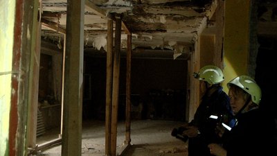 Запорізькі рятувальники розчищають від уламків квартири будинку, де стався вибух Запорізькі рятувальники розчищають від уламків квартири будинку, де стався вибух