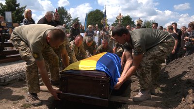 На Прикарпатті попрощалися з ексголовою Тлумацької громади Романом Круховським, який загинув на війні На Прикарпатті попрощалися з ексголовою Тлумацької громади Романом Круховським, який загинув на війні