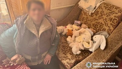 Жінка поруч з іграшками