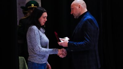 У Черкасах родинам загиблих захисників вручили почесні відзнаки У Черкасах родинам загиблих захисників вручили почесні відзнаки
