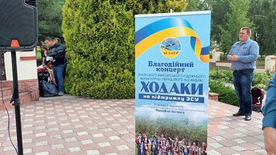 Співають біля церкви: в Тернополі дитячий ансамбль збирає гроші для ЗСУ Співають біля церкви: в Тернополі дитячий ансамбль збирає гроші для ЗСУ