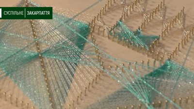 Картини та столики технікою нитяної графіки робить Леся Поліха