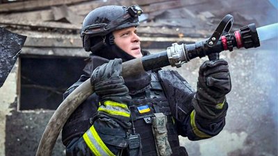Рятувальник гасить пожежу на Харківщині